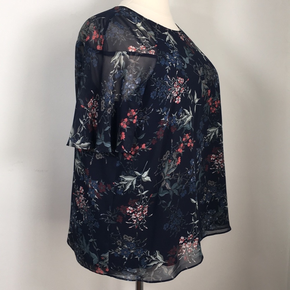 Vince Camuto 2X flutter sleeve dark floral blouse